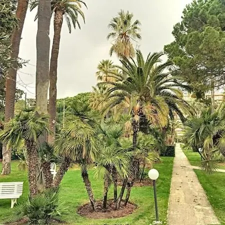 A Deux Pas Des Plages, Appartement-villa Climatise Avec Piscine Et Parc